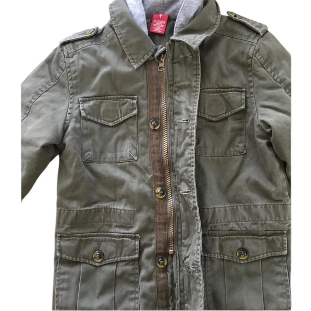Arizona Jean Company Green cargo  Jacket zipper and buttons to close